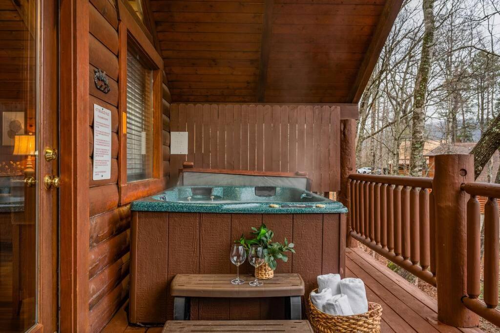 Log Cabin, Hot Tub, Fireplace, Pool Table & Views! Sevierville Exteriér fotografie