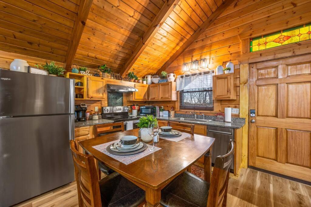 Log Cabin, Hot Tub, Fireplace, Pool Table & Views! Sevierville Exteriér fotografie