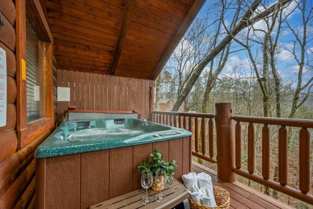 Log Cabin, Hot Tub, Fireplace, Pool Table & Views! Sevierville Exteriér fotografie