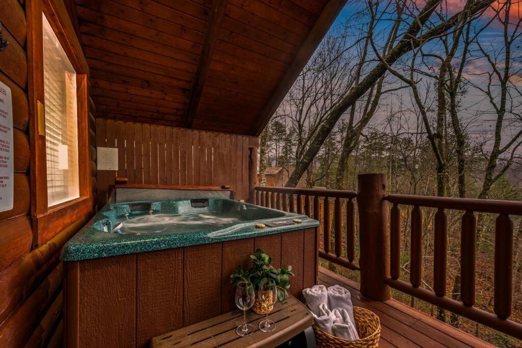 Log Cabin, Hot Tub, Fireplace, Pool Table & Views! Sevierville Exteriér fotografie